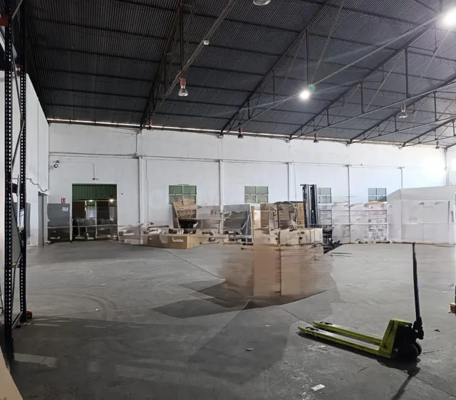 Nave industrial en el Polígono La Media Legua. Las Torres de