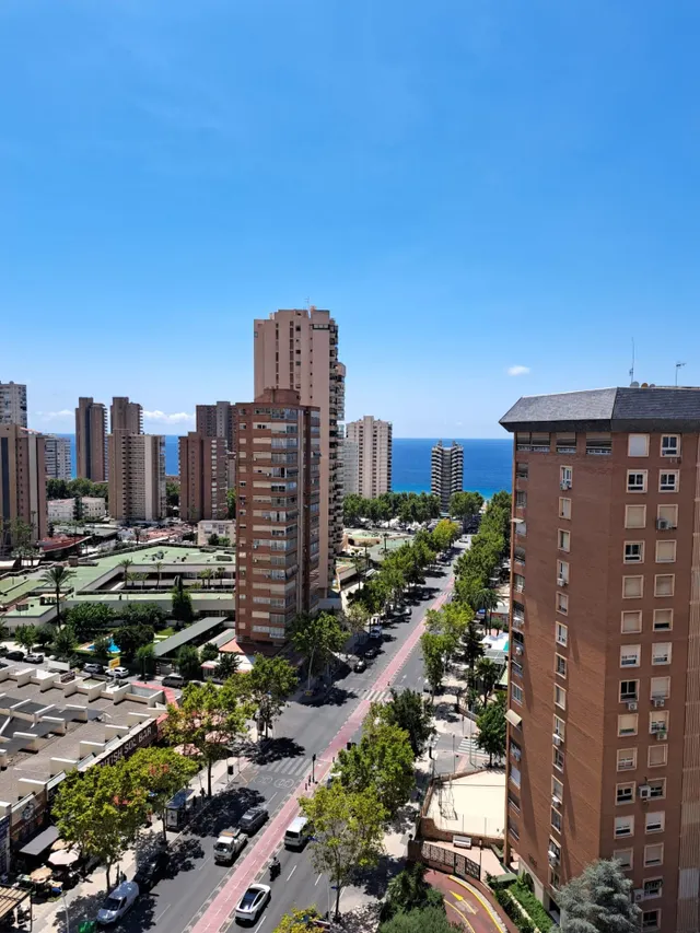 Amplio piso con 4 dormitorios y vistas al mar y Benidorm en zona Levante. — 11