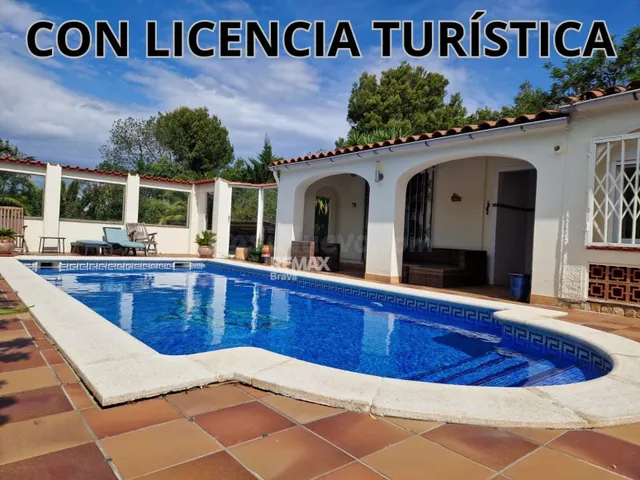 Roses · Mas Fumats | Villa de planta baja con piscina privad
