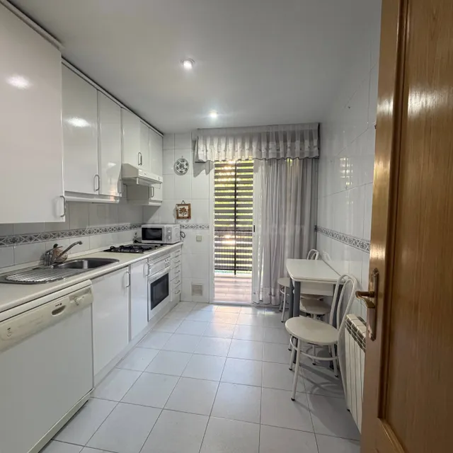 Urbanizacion privada con piscina, 4 dormitorios, 2 baños y posibilidad de adquirir una plaza de garaje doble — 5