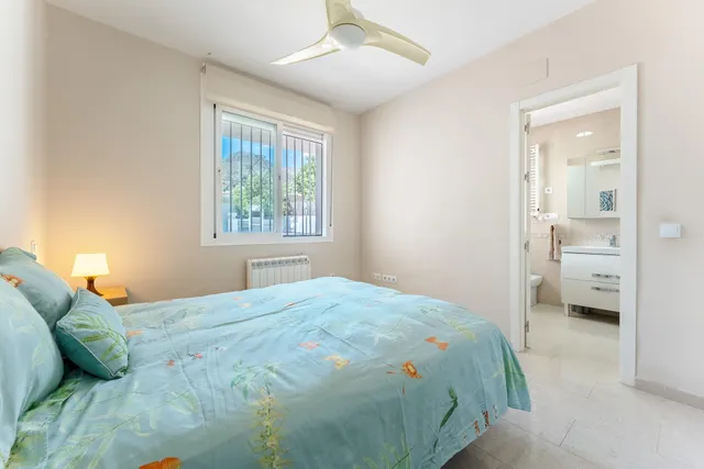 CHALET INDEPENDIENTE DE UNA SOLA PLANTA CON PISCINA — 44