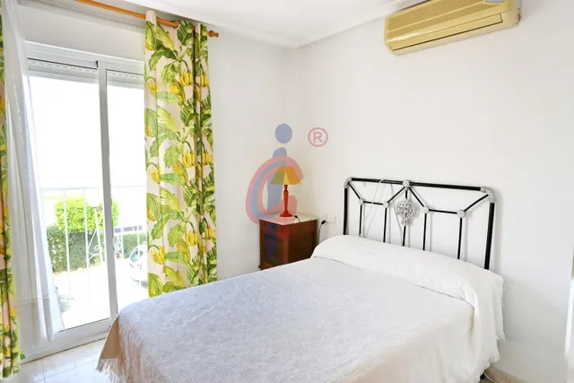 Espectacular bungalow en esquina con gran solárium, jardín privado y piscina en Guardamar del Segura — 26