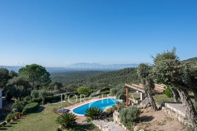 Villa moderna y espaciosa en venta en una posición única con - foto 2