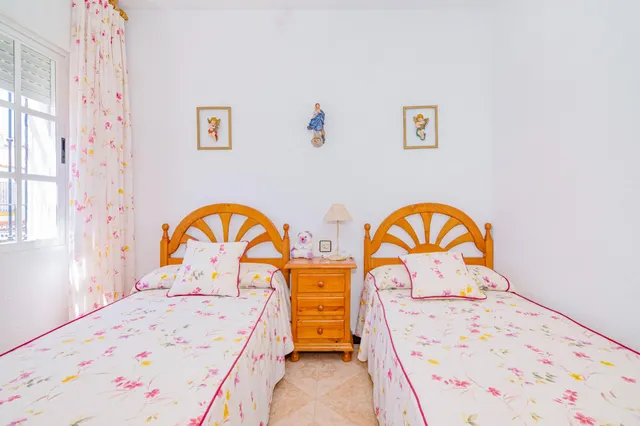 Chalet adosado en Salobreña playa, urb. privada con piscina y jardines. — 15