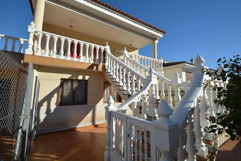 Magnífico chalet en Orihuela zona Urb. Montepinar, 344 m2. y parcela de 2737 m2.