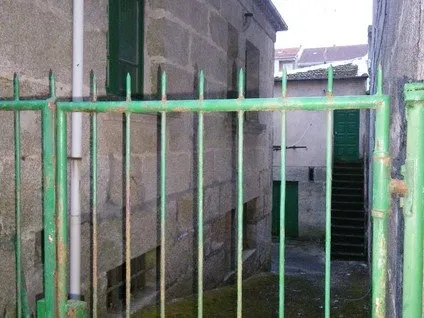 SE VENDE CASA PRINCIPAL Y DE INVITADOS EN PARCELA CERRADA DE 240M — 2
