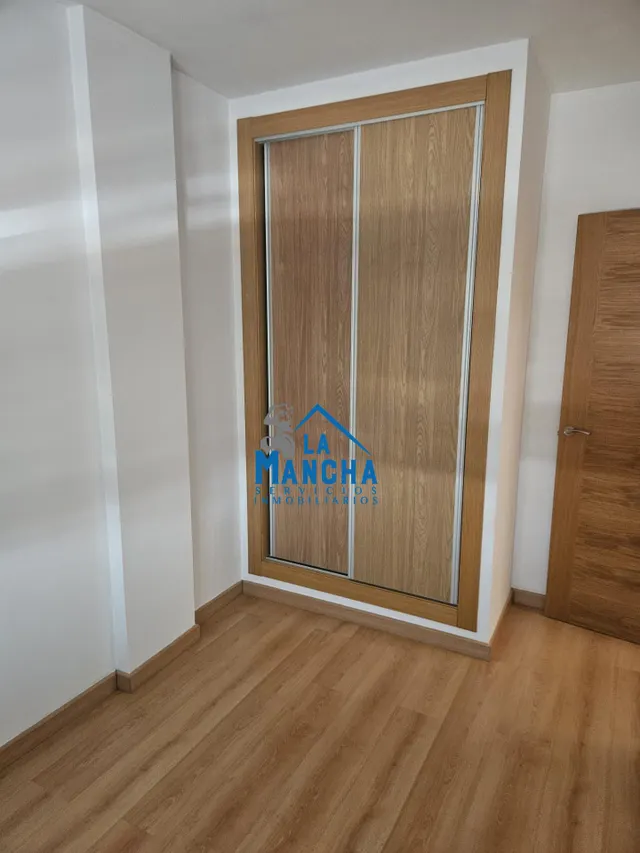 INMOBILIARIA LA MANCHA VENDE ADOSADO EN BARRIO MEDICINA. — 24