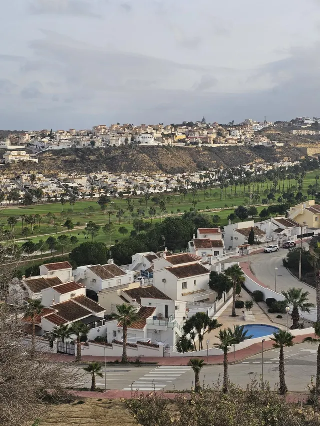 PARCELA URBANA DE 1.142 M2 EN CIUDAD QUESADA FRENTE AL CAMPO - foto 3