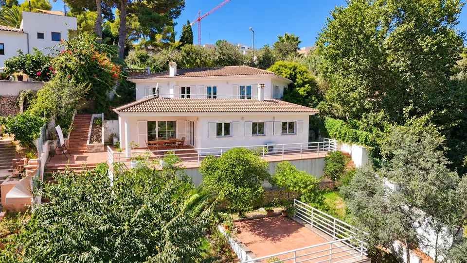 Exclusivo chalet en Portals Nous con 655 m2 de parcela, amplias terrazas y gran potencial