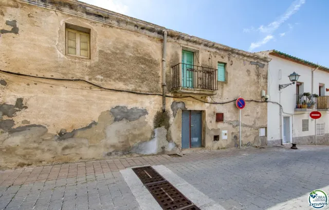 Autenticidad y potencial: Casa de pueblo con "voltes catalan