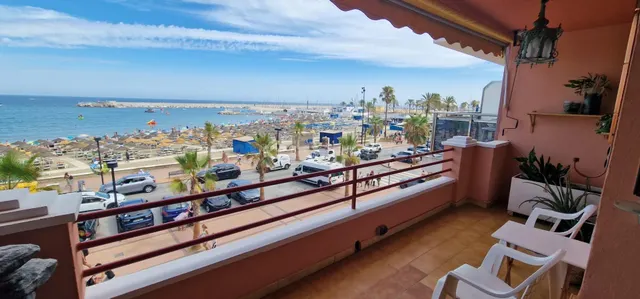 PISO FRONTAL EN EL PASEO MARITIMO FUENGIROLA