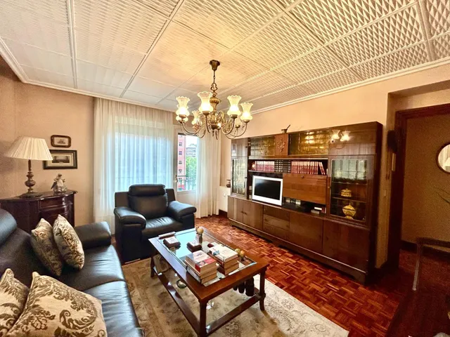 Piso amplio y luminoso con 3 habitaciones y grandes balcones - foto 3