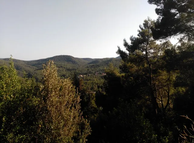 Espectacular terreno que da a dos calles, en Corbera de Llobregat, cerca Hotel Can Fisa. — 31