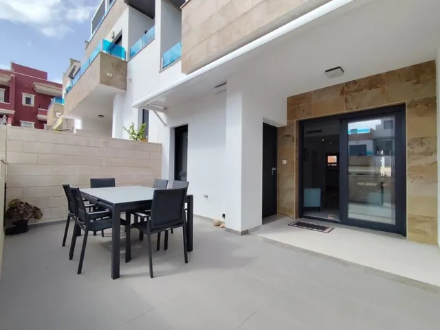 Casa adosada en venta en Bigastro con 3 dormitorios, 3 baños, solárium privado de 39 m2 y piscina comunitaria — 33
