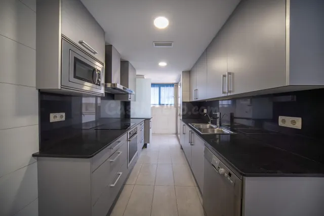 FANTÁSTICO PISO CON GRAN TERRAZA, PKG Y TRASTERO ZONA HOSPIT - foto 3