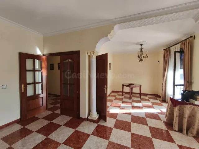 VIVIENDA UNIFAMILIAR CON COCHERA EN PEDRO ABAD! - foto 2