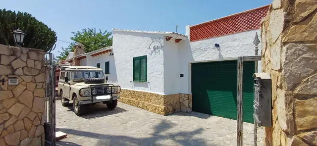 Alquiler anual  Chalet en zona Santa Lucía, con amplia parcela y todas las comodidades — 46