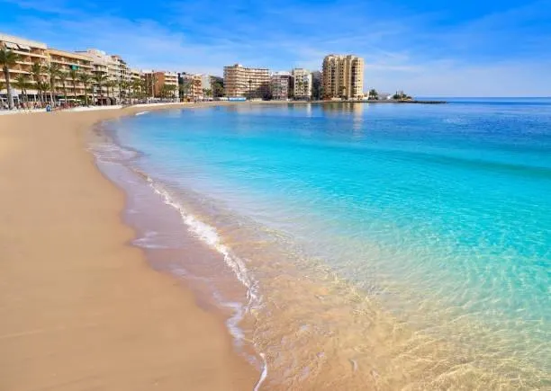 ✨ Piso de 135 m2 en pleno centro de Torrevieja, junto a la Plaza de la Constitución – Amplio, luminoso y con infinitas posibilidades ✨ — 27