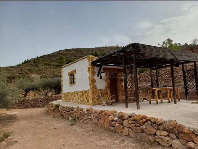 SE VENDE CASETA EN CHOVAR CON LUZ Y AGUA