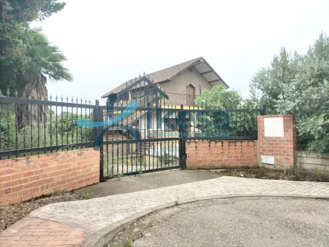 Venta de Chalet con parcela independiente sin posesión (no v