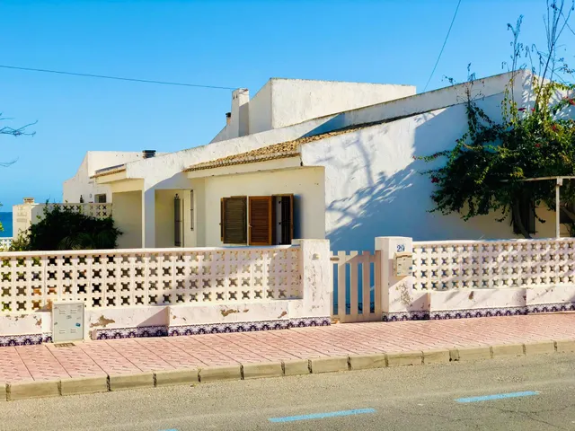 Villa en Guardamar. Primera línea con acceso directo a la playa — 42