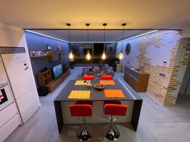 Alquiler todo el año, Apart. 1 dorm. de 90 m2, salón amplio y cocina con isla, reformado, vistas mar — 21