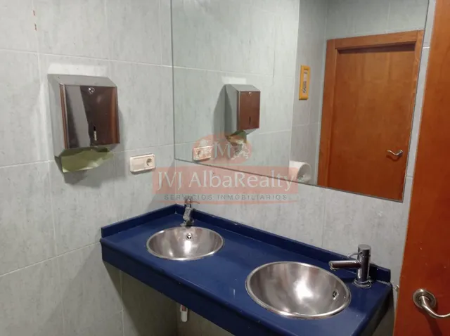 ESPECTACULAR LOCAL EN VENTA O ALQUILER EN ZONA INDUSTRIA — 28