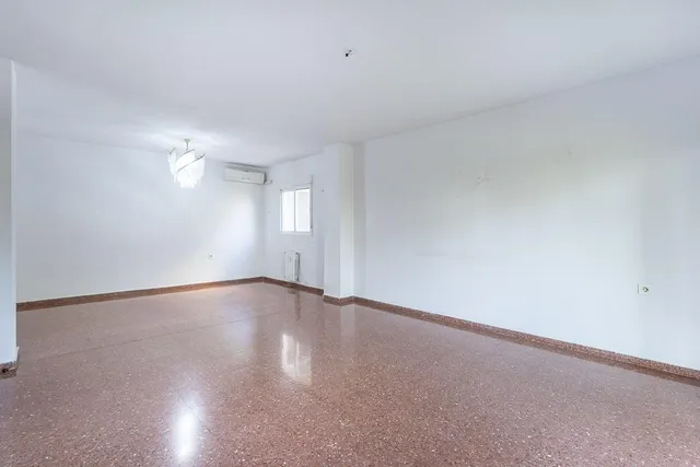 Piso con plaza de garaje cerrada junto a La Inmaculada, frente al río Genil. — 6