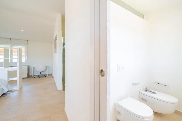 Villa independiente con piscina y 893 m2 de parcela en Benicàssim: espacio, diseño y privacidad — 48