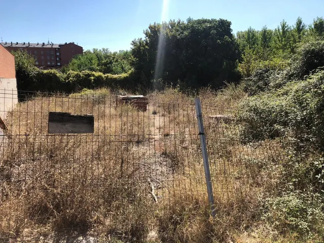 TERRENO URBANO EN PONFERRADA ZONA CUATROVIENTOS — 4