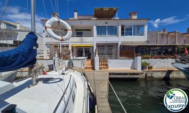 Exclusiva casa con amarre de 10x4 m y vistas al parque natur - foto 4