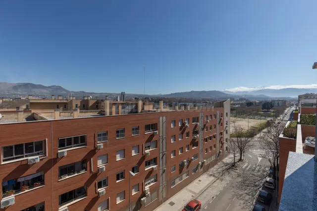 Ático de obra nueva en Granada con gran terraza, piscina y v - foto 2