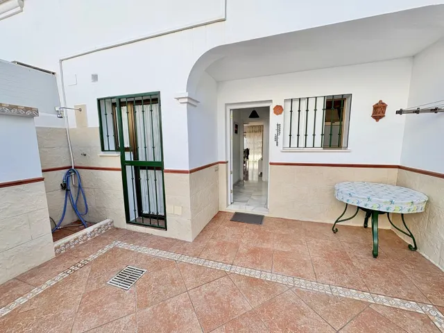 Casa adosada con dos patios privados y piscina comunitaria en Caleta de Vélez — 31