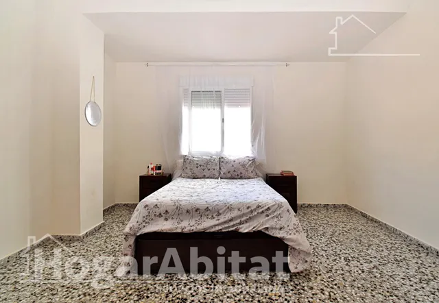 Amplitud y luz mediterránea en este piso totalmente reformado con terraza en Oliva — 9