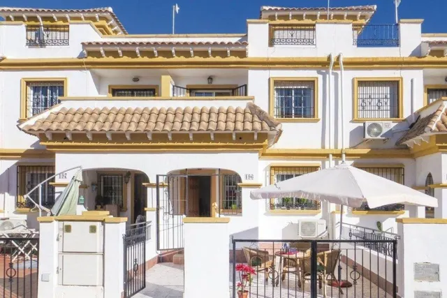 Casa adosada en buen estado (aprox. 87 m2) en el popular Jardín del Mar XIII. Terraza orientada al suroeste frente a la casa, azotea, gran piscina comunitaria y cerca de colegios y supermercados. — 21