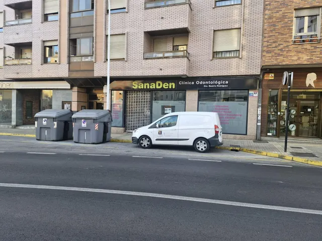 ¡Local Comercial Reformado en el Corazón de Ponferrada!