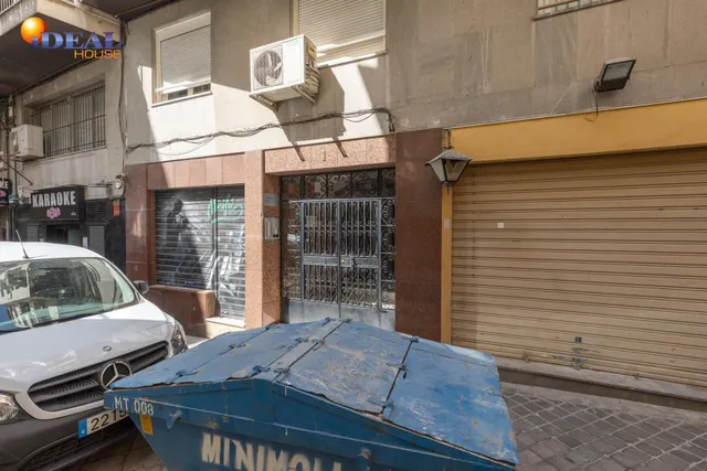 LOCAL COMERCIAL JUNTO A ÁNGEL GANIVET | ESPACIO Y UBICACIÓN. — 19