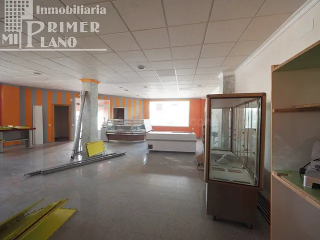 Local en esquina en venta en la Solana, con una superficie c