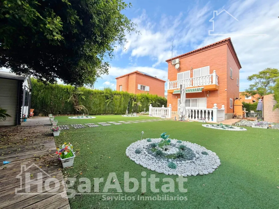 Privacidad y vida al aire libre en este exclusivo chalet con jardín, buhardilla y garaje en Masías