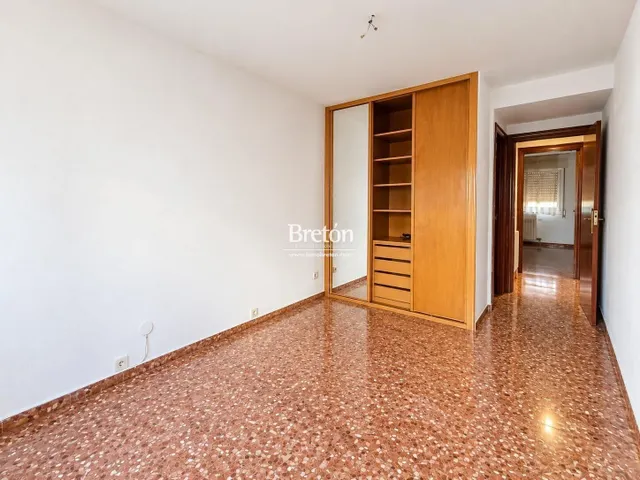 Interesante piso con plaza de garaje y trastero junto a Avenida Goya. — 17