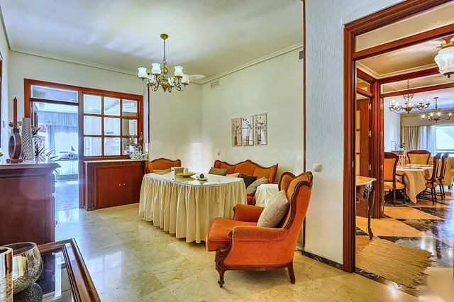 Vivienda señorial de 262 m2 en Ronda de Capuchinos — Casco A - foto 5