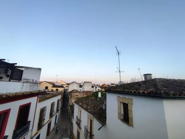 ESTUPENDA CASA, JUNTO A LA CORREDERA CON GARAJE, CON MUCHAS  - foto 2