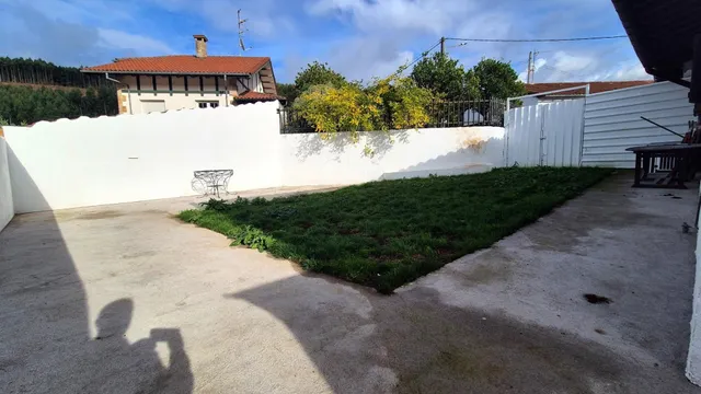 CASA REFORMADA CON JARDÍN Y PORCHE — 23