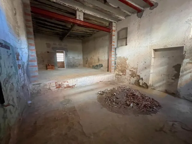 Local-magatzem, amb dos accessos per a vehicles al Rec d’Igualada – 123 m2 — 12