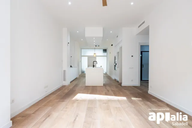 Eix Macià: planta baja a estrenar con entrada privada y techos de 4m. — 33