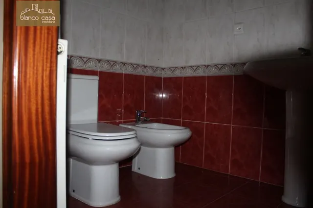 Oficina en el centro de Carballo por 350€ — 17