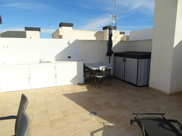 LUJOSO ÁTICO CON ESPECTACULAR TERRAZA Y SOLARIUM — 38