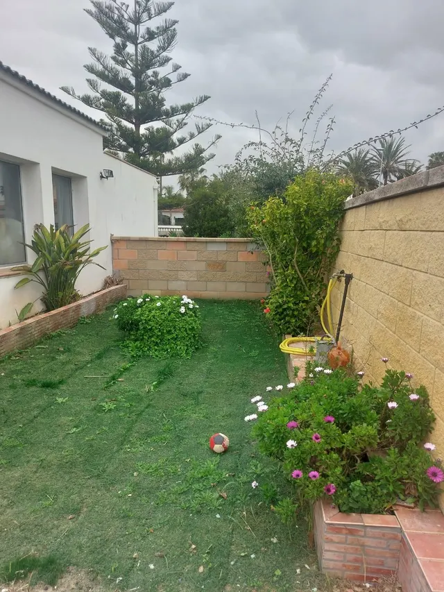 Chalet de 71 m2 con terraza y piscina a muy pocos metros de la playa — 24