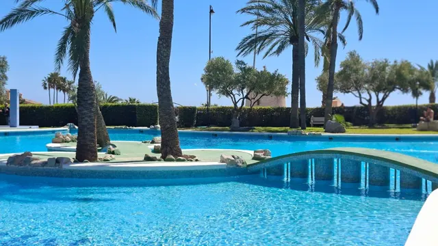 Bonito apartamento con vistas y piscina — 38