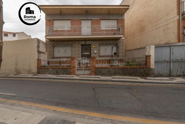 SE VENDE CASA CON UNA PARCELA DE 461 m2 (EN EL CENTRO DE LOS